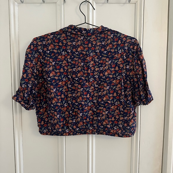 Pull & Bear cropped collared floral blouse - Picture 2 of 3